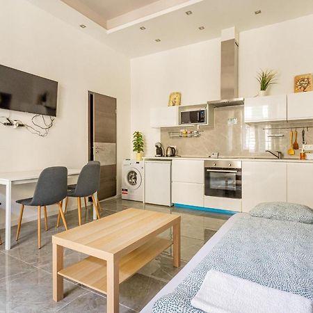 Modernized Condo At Kiraly 51 Budapest Eksteriør bilde